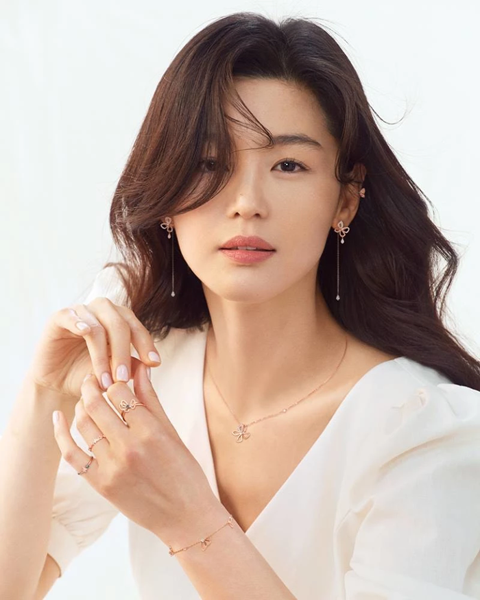 Jeon Ji Hyun khiến CĐM điên đảo khi xuất hiện trong bộ ảnh mới