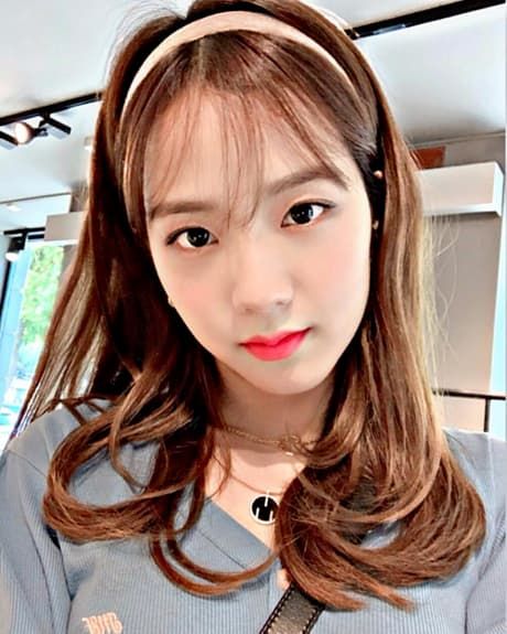 Không chỉ Thanh Hằng, Jennie và sao Kbiz cũng “nghiện” đeo băng đô