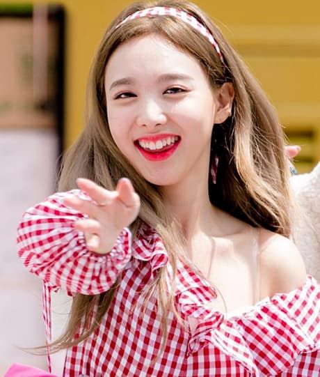 Không chỉ Thanh Hằng, Jennie và sao Kbiz cũng “nghiện” đeo băng đô