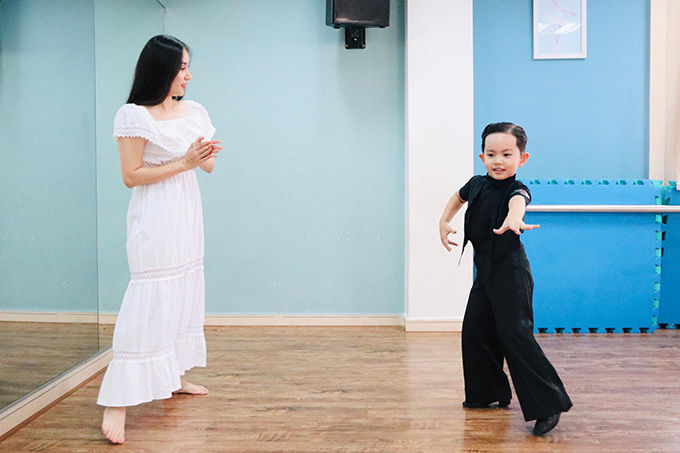 Con trai Khánh Thi nhảy điêu luyện, vợ chồng Hari Won cực tình cảm