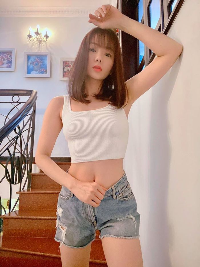 Lệ Quyên khoe khéo sắc vóc nuột nà với vòng eo con kiến ở tuổi 40