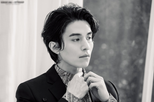 Lee Dong Wook tạo dáng trong nước, CĐM: Chết chìm với nhan sắc này