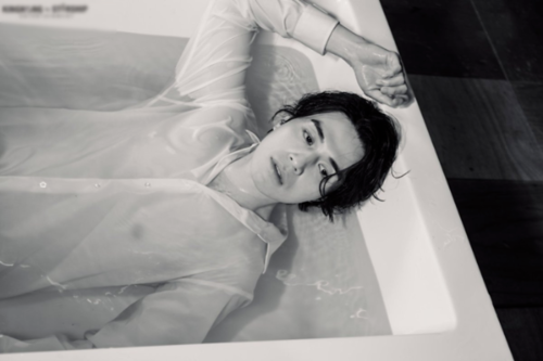 Lee Dong Wook tạo dáng trong nước, CĐM: Chết chìm với nhan sắc này