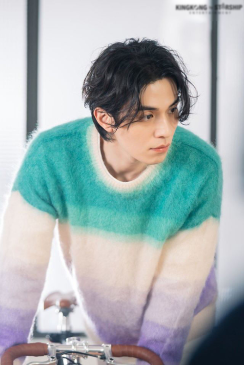 Lee Dong Wook tạo dáng trong nước, CĐM: Chết chìm với nhan sắc này
