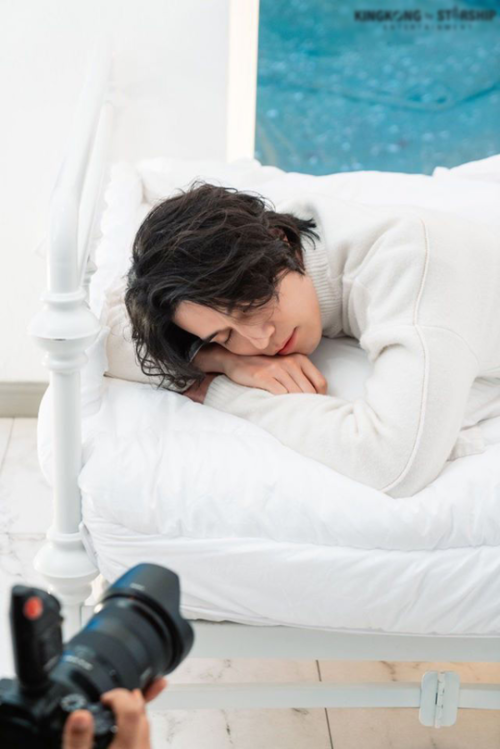Lee Dong Wook tạo dáng trong nước, CĐM: Chết chìm với nhan sắc này