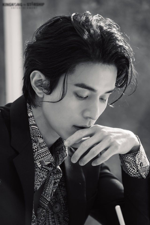 Lee Dong Wook tạo dáng trong nước, CĐM: Chết chìm với nhan sắc này