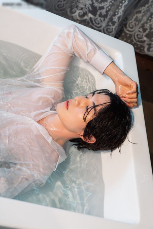 Lee Dong Wook tạo dáng trong nước, CĐM: Chết chìm với nhan sắc này