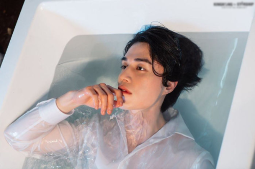 Lee Dong Wook tạo dáng trong nước, CĐM: Chết chìm với nhan sắc này