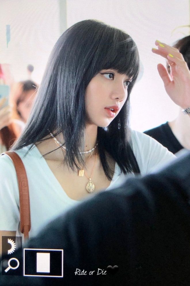 Lisa liên tục xuất hiện lạ lẫm đầu năm: Mới đây nhất là đổi tóc đen