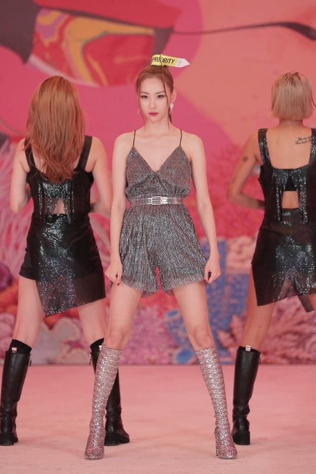 Đôi chân đẳng cấp của Lisa, Sowon,... vừa dài vừa thon như cực phẩm