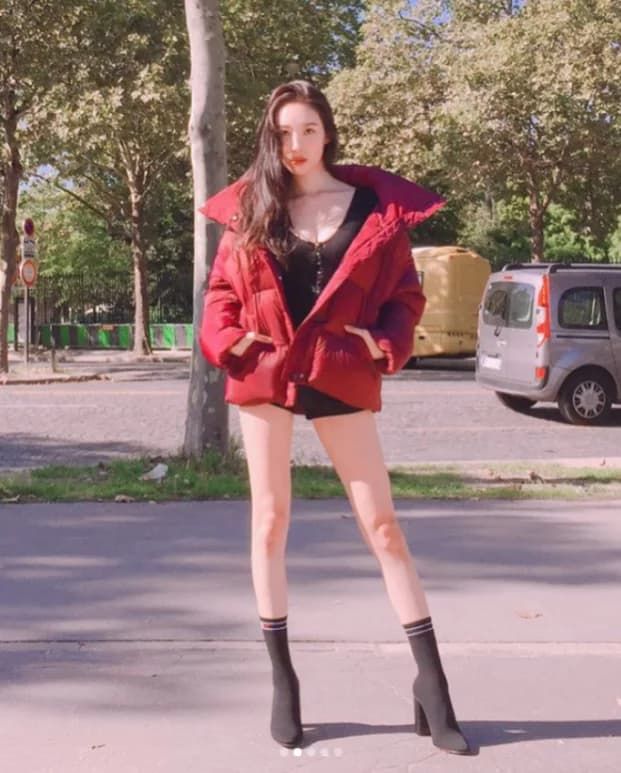 Đôi chân đẳng cấp của Lisa, Sowon,... vừa dài vừa thon như cực phẩm