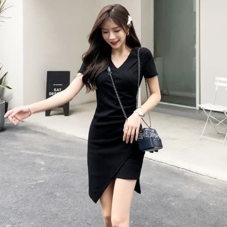 Lỡ ăn thả ga, tăng cân sau Tết: Mặc đồ thế nào để nhìn thon gọn hơn