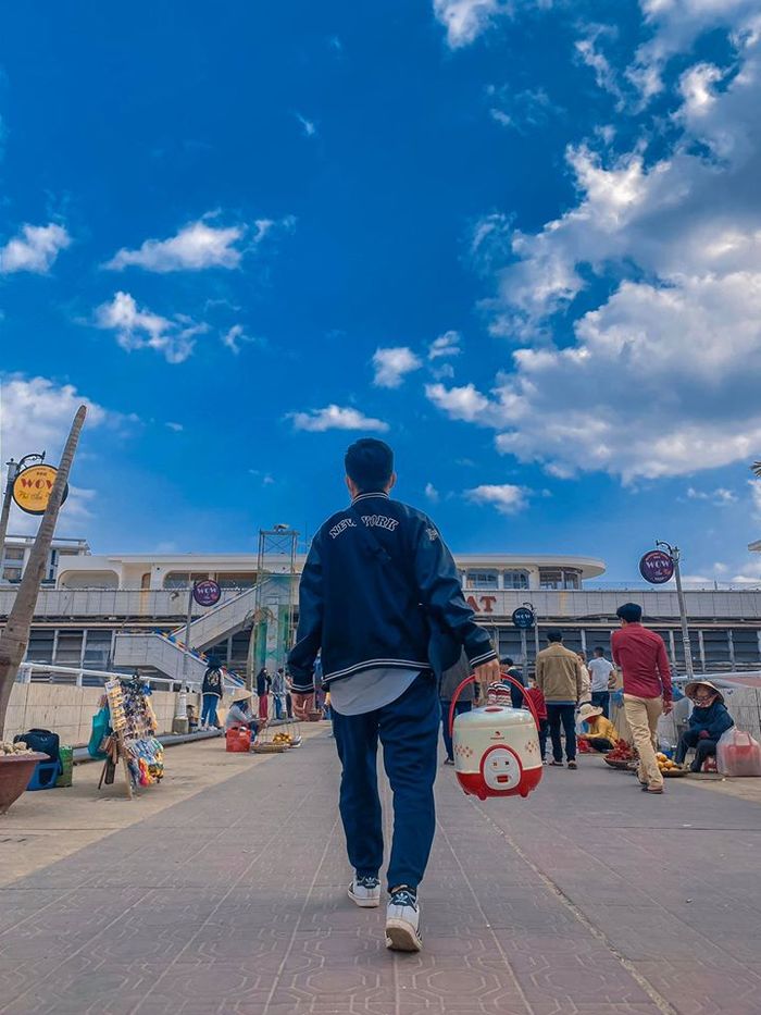 Loạt ảnh gây bão khi chàng trai đưa nồi cơm điện đi khắp Đà Lạt