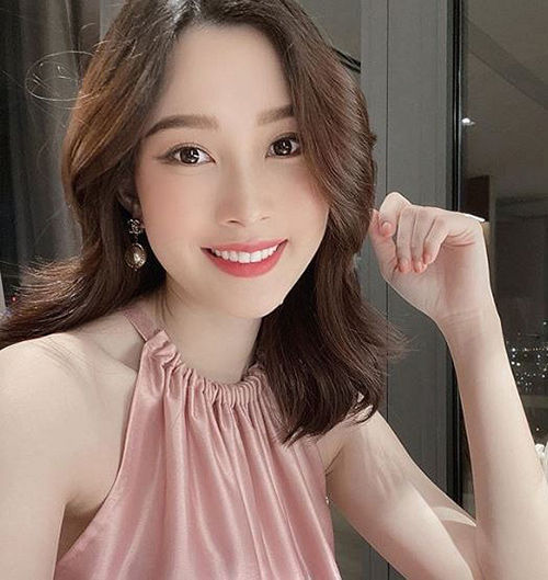 Lynk Lee gây sốt khi diện váy hoa, BB Trần khoe vóc dáng nóng bỏng