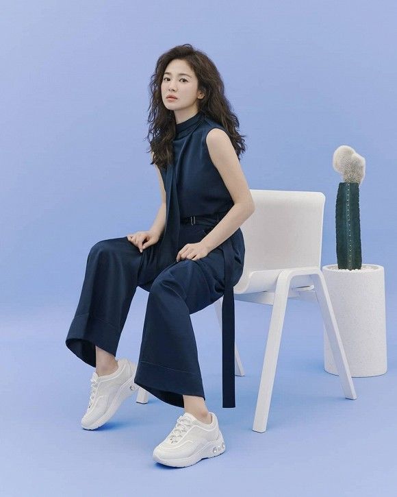 Mặc kệ tin đồn tái hôn, Song Hye Kyo tái xuất với tóc xoăn xù lạ lẫm