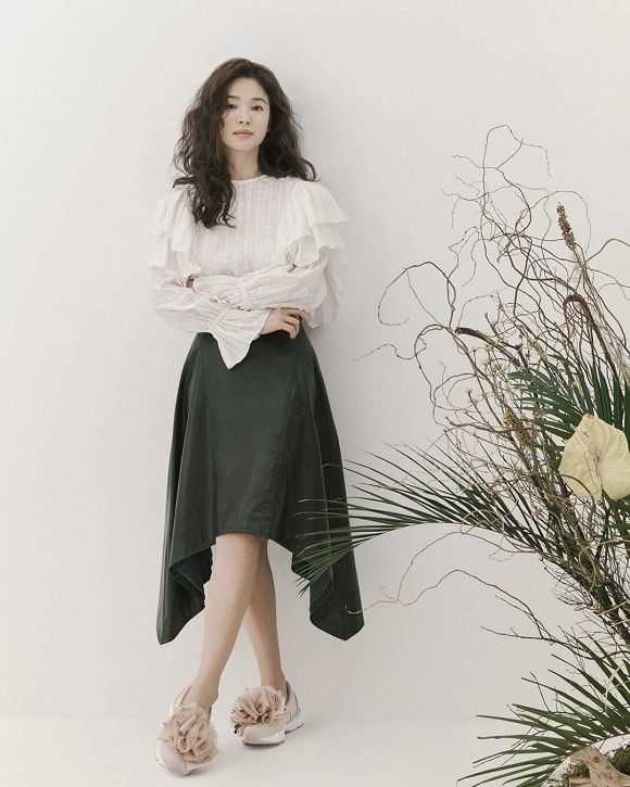 Mặc kệ tin đồn tái hôn, Song Hye Kyo tái xuất với tóc xoăn xù lạ lẫm