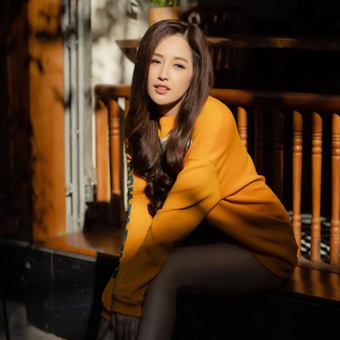 Mai Phương Thúy hóa thành người khổng lồ trong talkshow