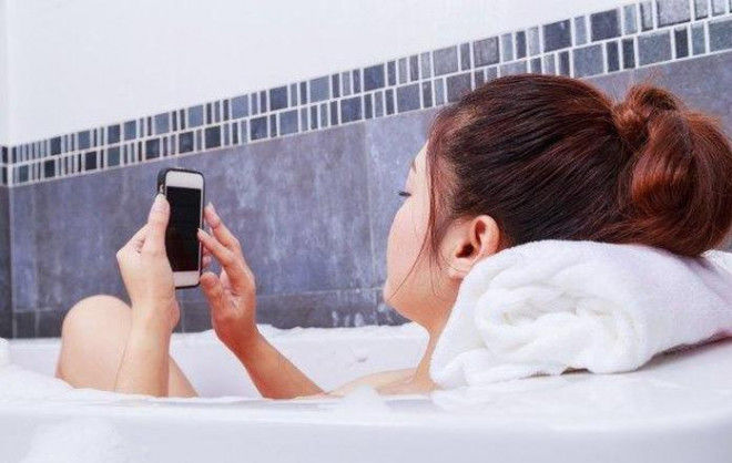 Mang điện thoại vào sạc trong nhà tắm, thiếu nữ 15 tuổi tử vong