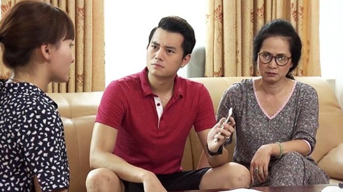 Mẹ chồng con dâu ôm nhau ngủ, anh chồng tủi thân mình ra rìa lúc nào