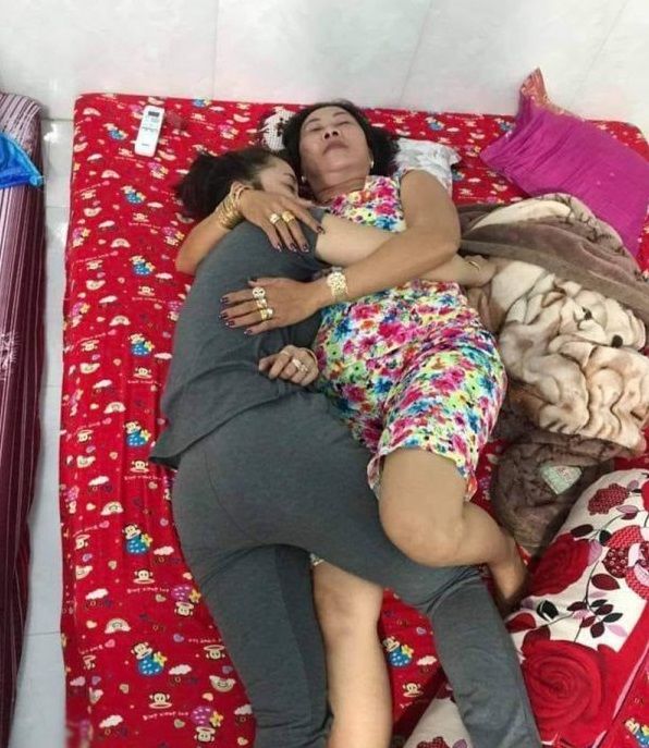 Mẹ chồng con dâu ôm nhau ngủ, anh chồng tủi thân mình ra rìa lúc nào