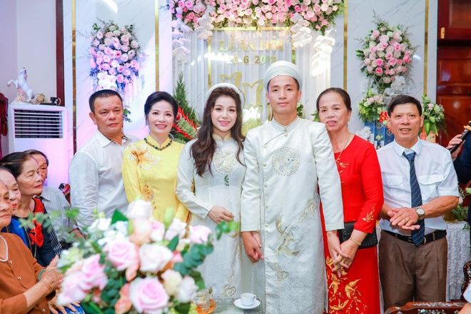 Chất như mẹ vợ cầu thủ: Mạnh tay tặng con quà cưới gần 1 tỷ đồng