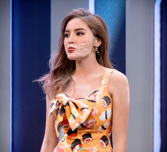 Min diện bikini mặc kệ rạn da, Lan Ngọc e thẹn bên Xuân Tiền