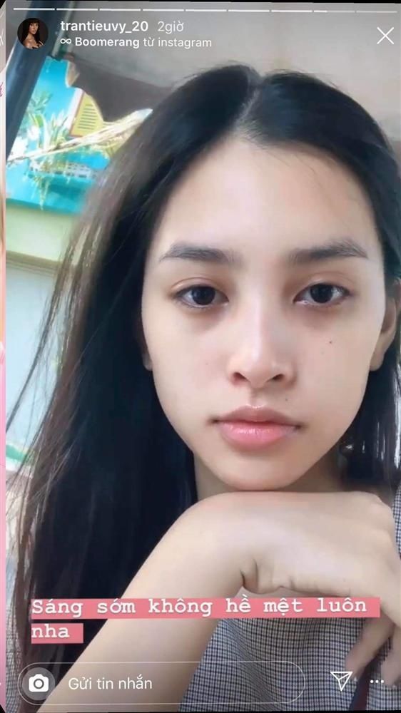 Rũ bỏ lớp trang điểm: Tiểu Vy lộ quầng thâm, Ngọc Trinh kém sắc hẳn