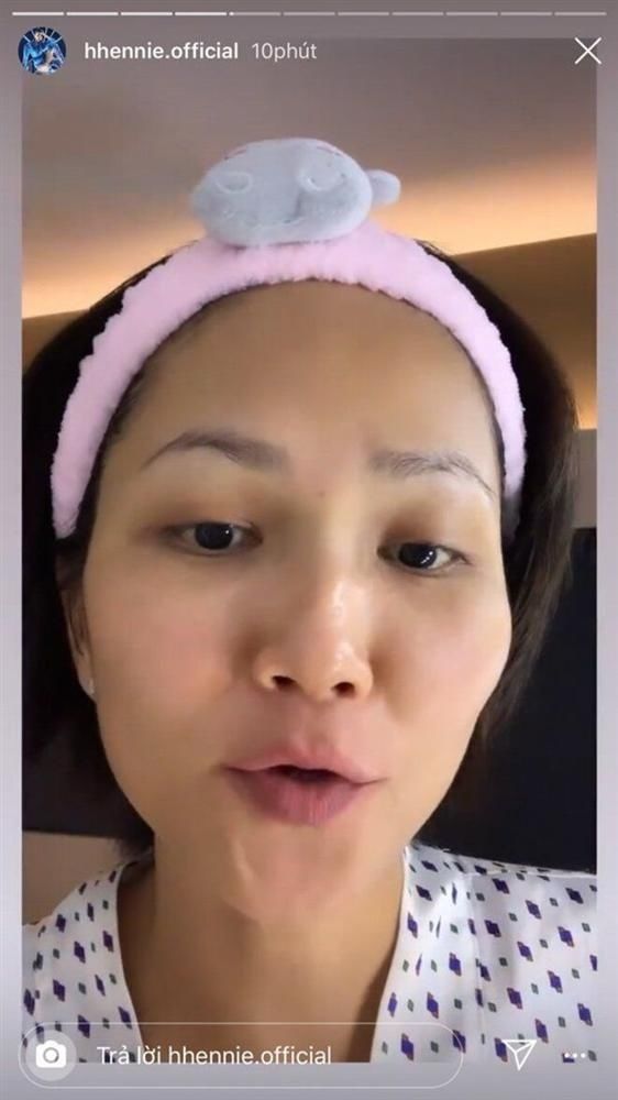 Rũ bỏ lớp trang điểm: Tiểu Vy lộ quầng thâm, Ngọc Trinh kém sắc hẳn