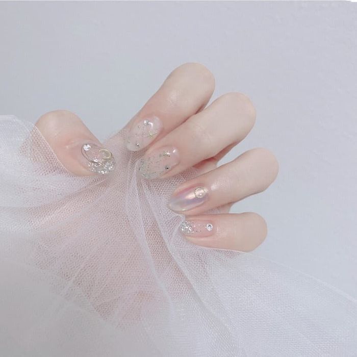 Bạn là một cô dâu muốn sở hữu một bộ móng tay đẹp và dễ thương? Hãy xem ngay mẫu nail đơn giản cho cô dâu của chúng tôi! Với những thiết kế tinh tế và dễ thương, sẽ làm cho bạn trông thật xinh đẹp trên ngày đặc biệt của mình.
