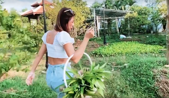 Nam Thư giải thích vì bị chỉ trích mặc hở hang khi đến nhà thờ Tổ