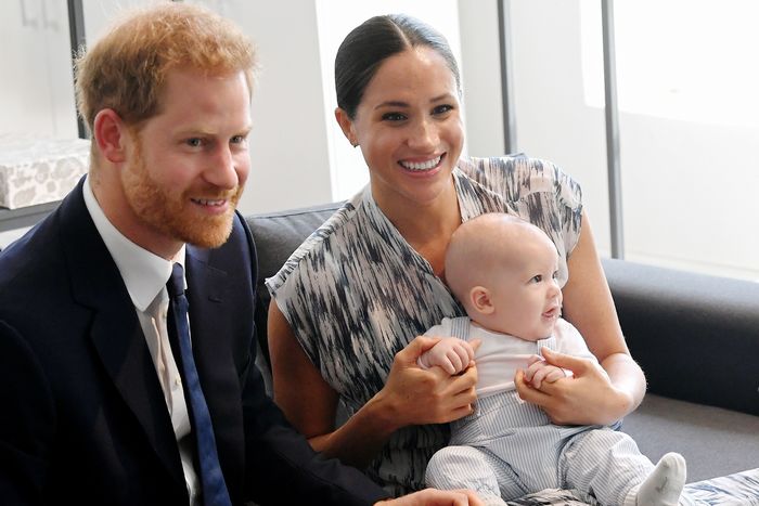 Netizen nghi ngờ Meghan đang mang thai lần 2 vì mặc đồ quá khổ
