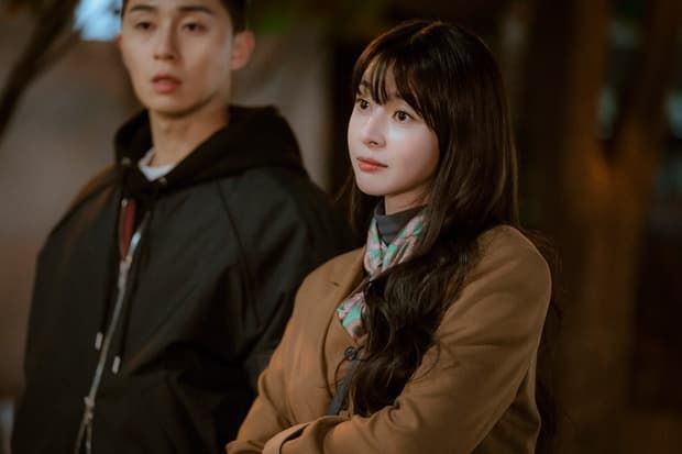 Học hỏi nữ phụ “Tầng lớp itaewon” để diện đồ công sở sang chảnh