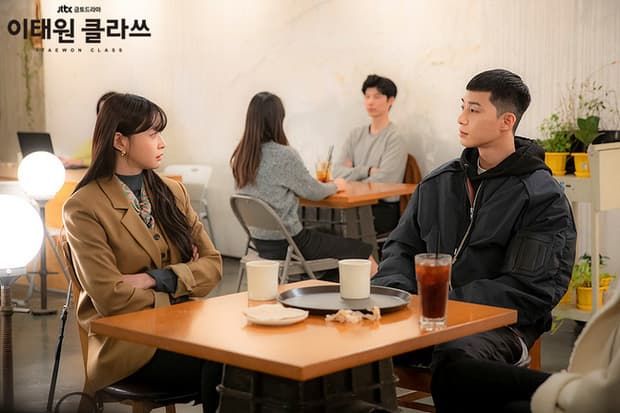 Học hỏi nữ phụ “Tầng lớp itaewon” để diện đồ công sở sang chảnh
