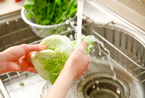 Tiến sĩ Phan Thanh Tâm: Dù rửa rau 2, 3 lần nước thì vẫn không sạch