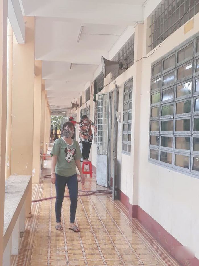 Nghề giáo viên mùa dịch: Học sinh được nghỉ nhưng thầy cô vẫn lên lớp