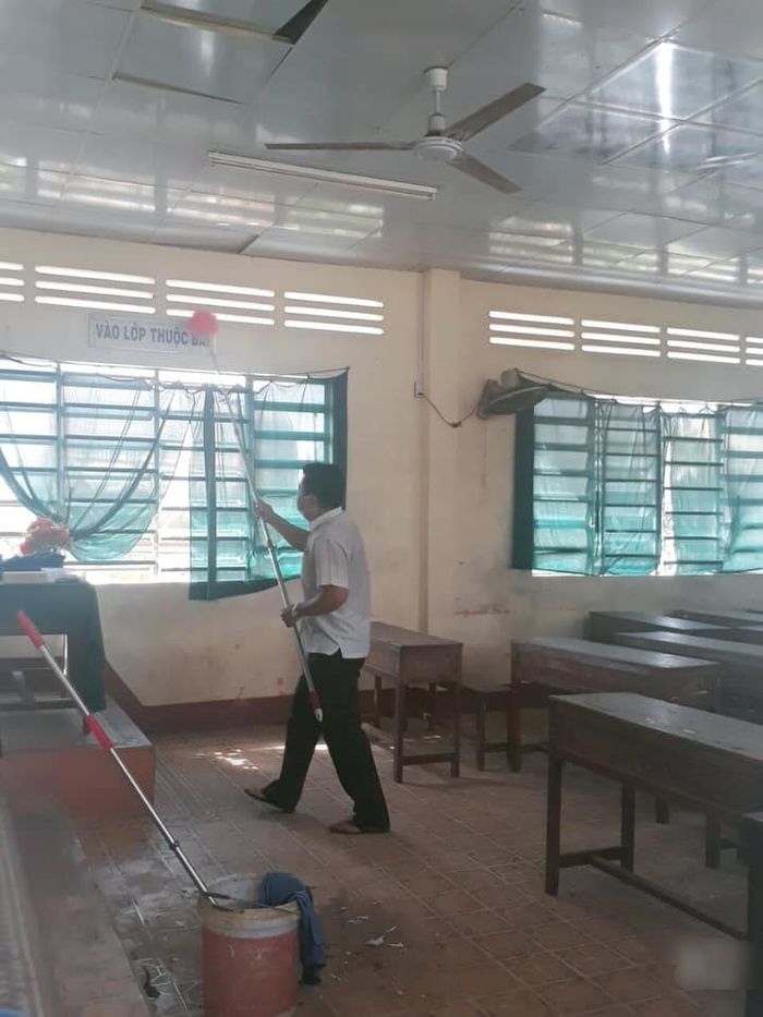 Nghề giáo viên mùa dịch: Học sinh được nghỉ nhưng thầy cô vẫn lên lớp