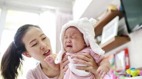 MindLab (Anh) lý giải: Con khóc ban đêm chỉ mẹ tỉnh giấc, bố ngủ khò