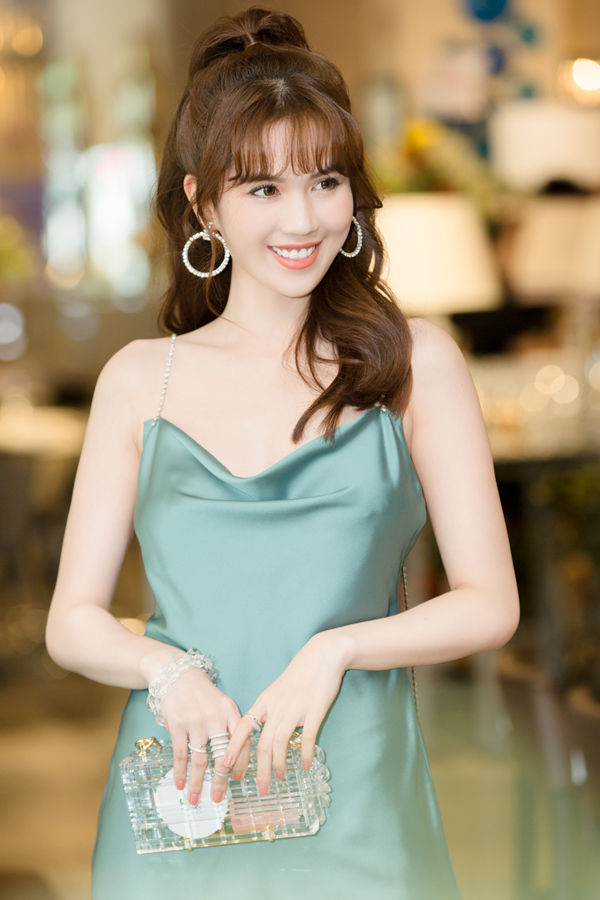 Ngọc Trinh khiến dân tình bàn tán: “Kẻ có tiền chưa chắc đã hào phóng