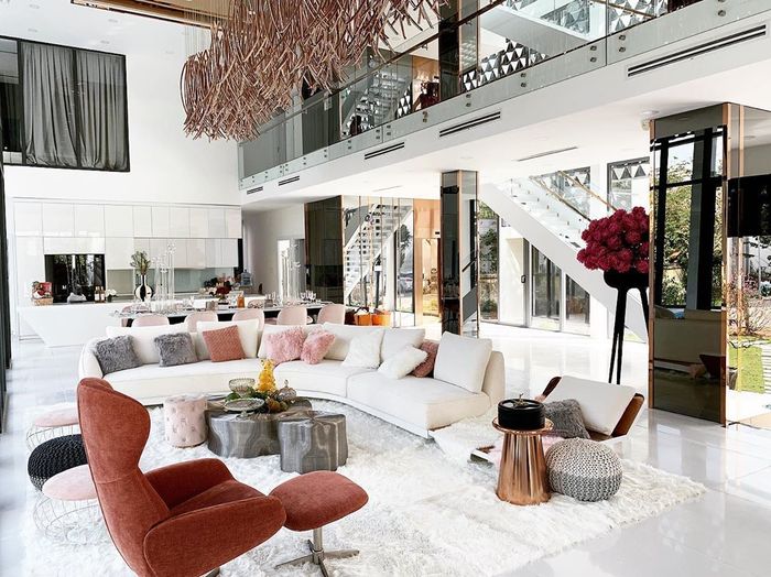 Vừa khoe biệt thự sang chảnh Ngọc Trinh đã lập tức bị người lạ ghé tới