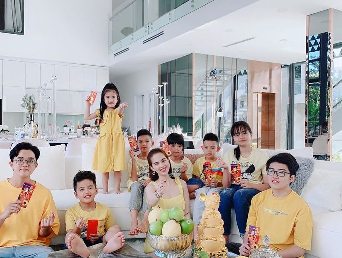 Vừa khoe biệt thự sang chảnh Ngọc Trinh đã lập tức bị người lạ ghé tới