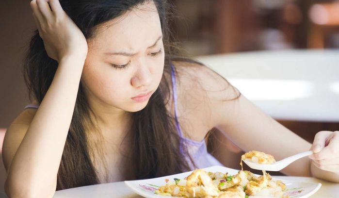 Ngồi máy tính, ít vận động,... khiến da lão hóa sớm ngay từ tuổi 25