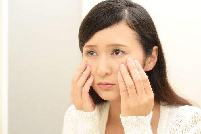 Ngồi máy tính, ít vận động,... khiến da lão hóa sớm ngay từ tuổi 25