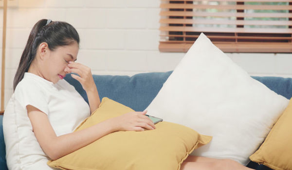 Ngồi máy tính, ít vận động,... khiến da lão hóa sớm ngay từ tuổi 25