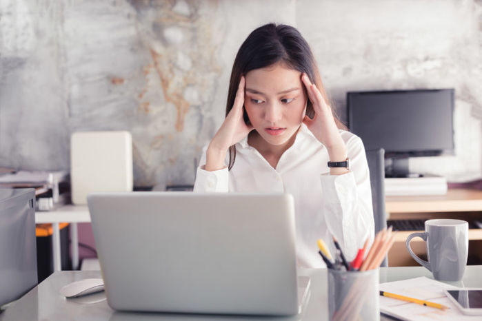 Ngồi máy tính, ít vận động,... khiến da lão hóa sớm ngay từ tuổi 25