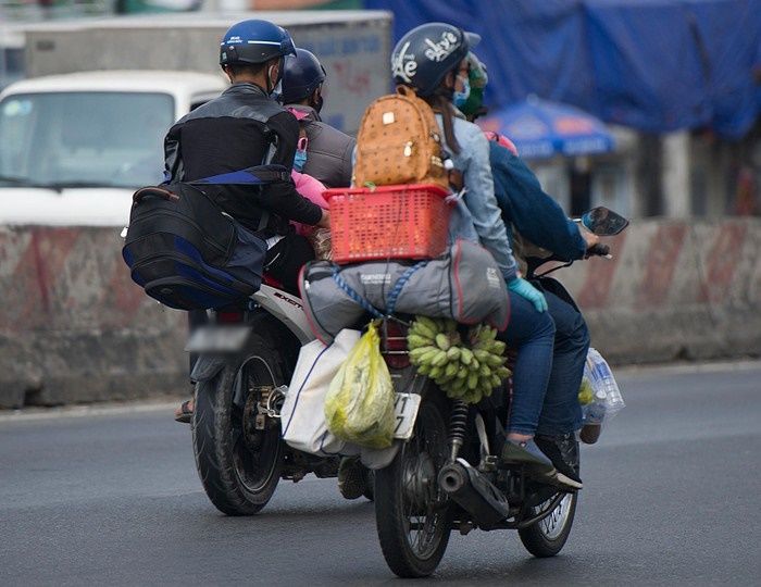 Người miền Tây đội nắng lên lại TPHCM sau kỳ nghỉ Tết