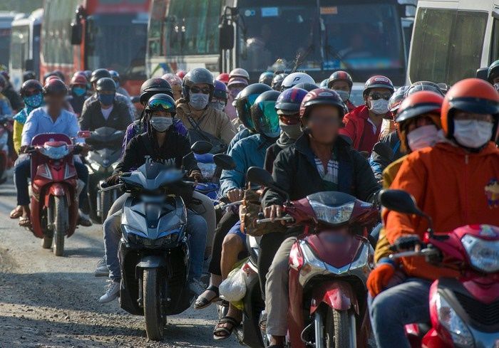 Người miền Tây đội nắng lên lại TPHCM sau kỳ nghỉ Tết