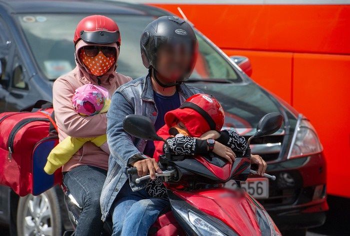 Người miền Tây đội nắng lên lại TPHCM sau kỳ nghỉ Tết