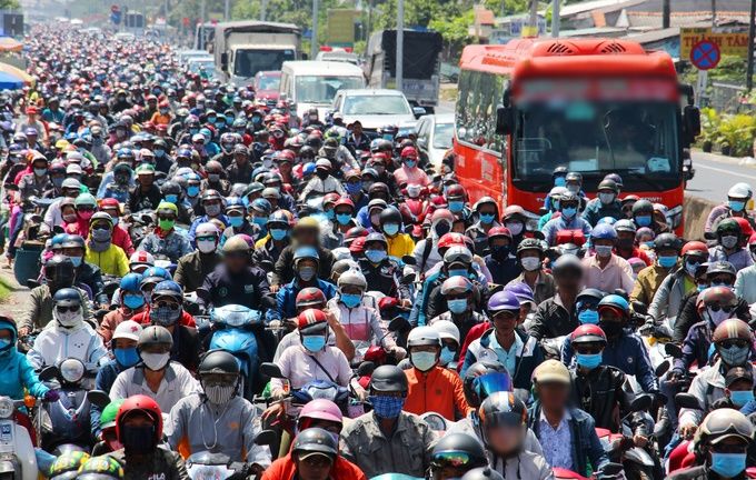 Người miền Tây đội nắng lên lại TPHCM sau kỳ nghỉ Tết
