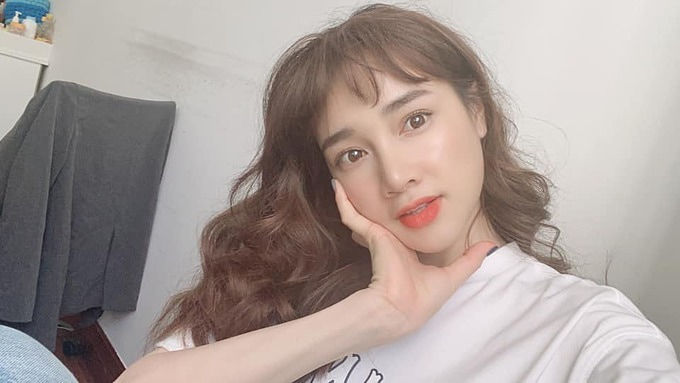 Bà bầu Hoàng Oanh đẹp rực rỡ, Đức Phúc theo trend chụp với máy giặt