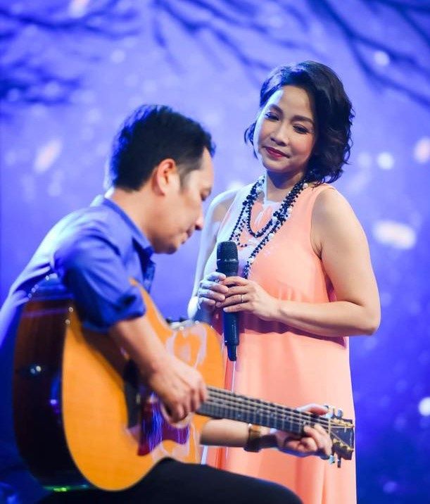 Những cặp ca sĩ và nhà sản xuất cực đẹp đôi của showbiz Việt